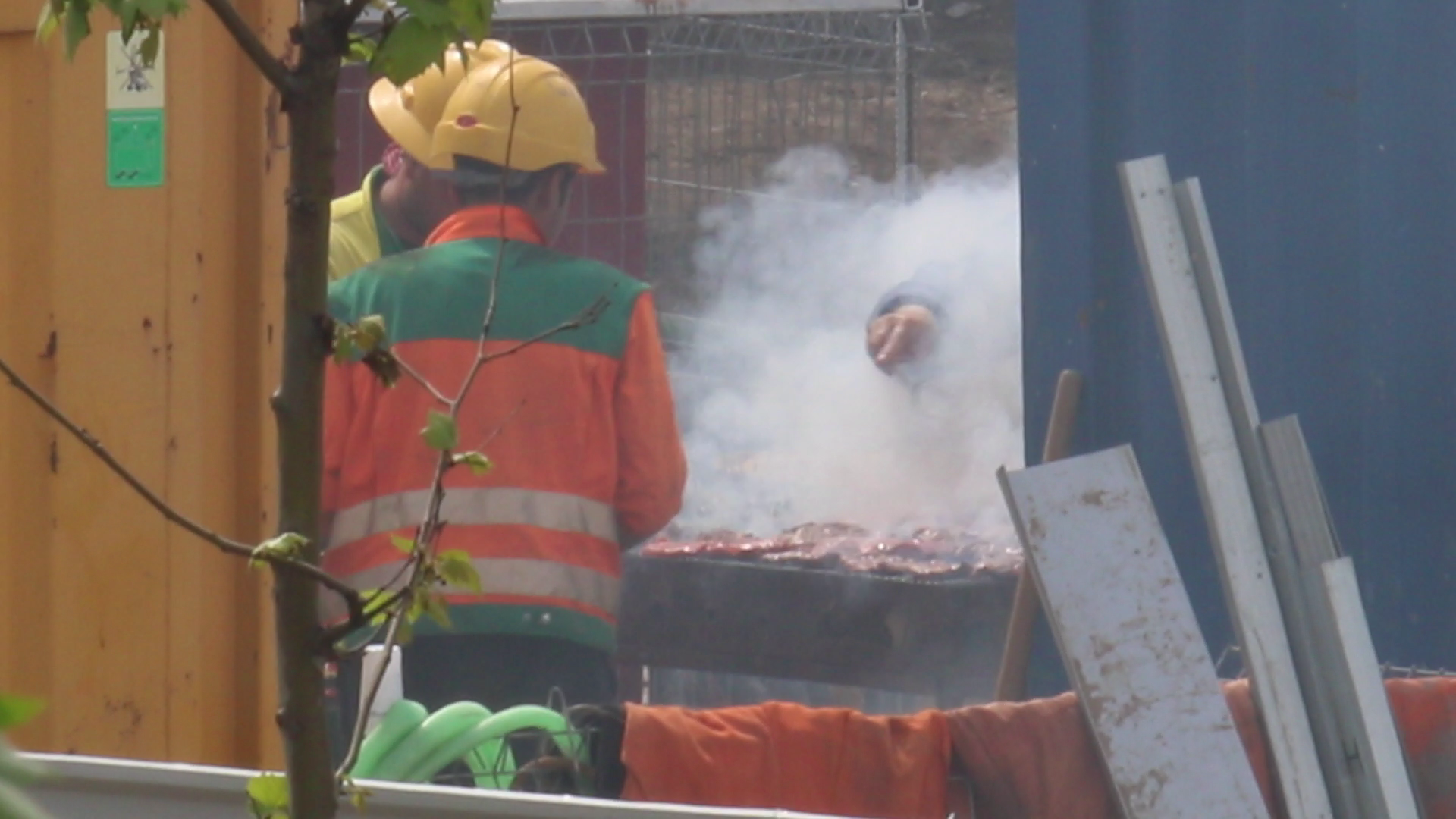 Muncitorii mai erau din cand in cand intrerupti de cate un coleg