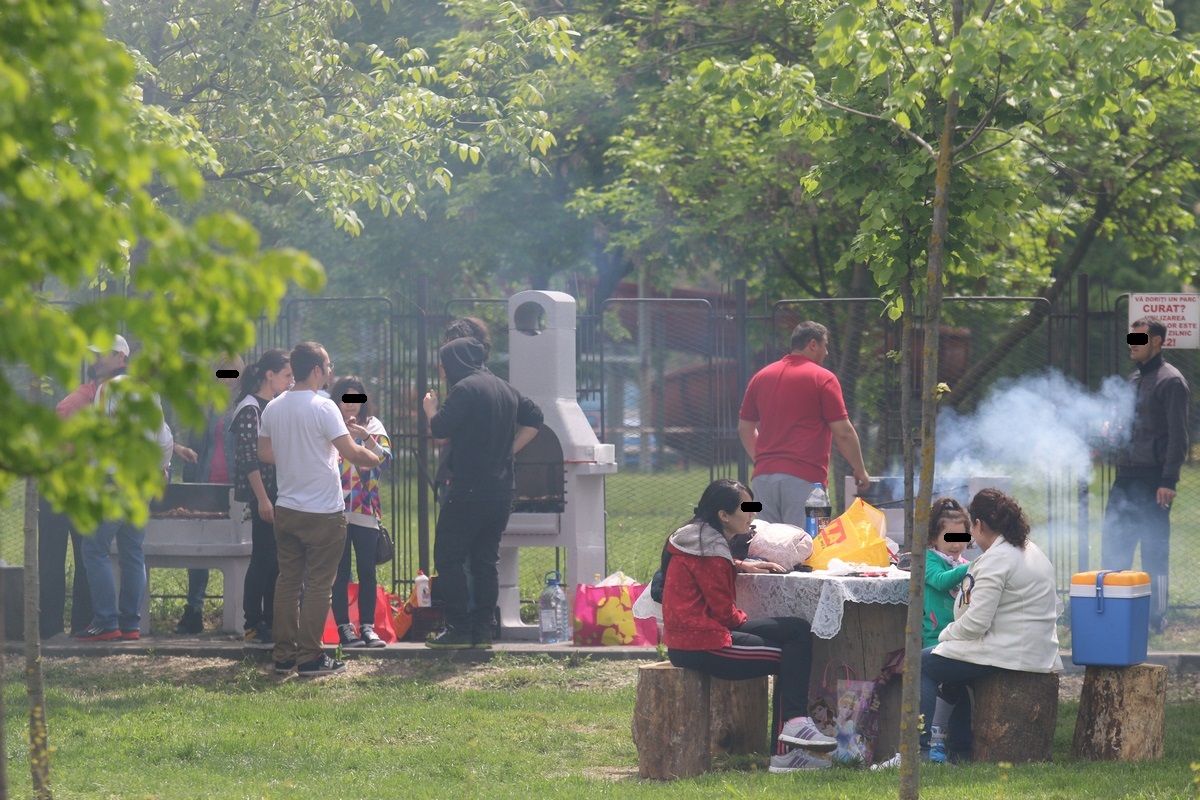 Gratrele din Parcul Lumea Copiilor au fost ocupate inca de dimineata