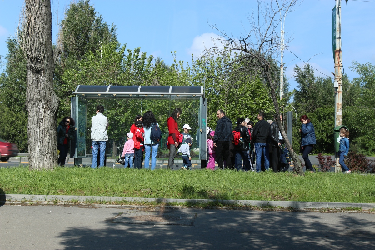 Cu zeci de minute inainte ca linia turistica sa intre in functiune zeci de bucuresteni s-au asezat la coada pentru a se bucurea de plimbarea gratuita