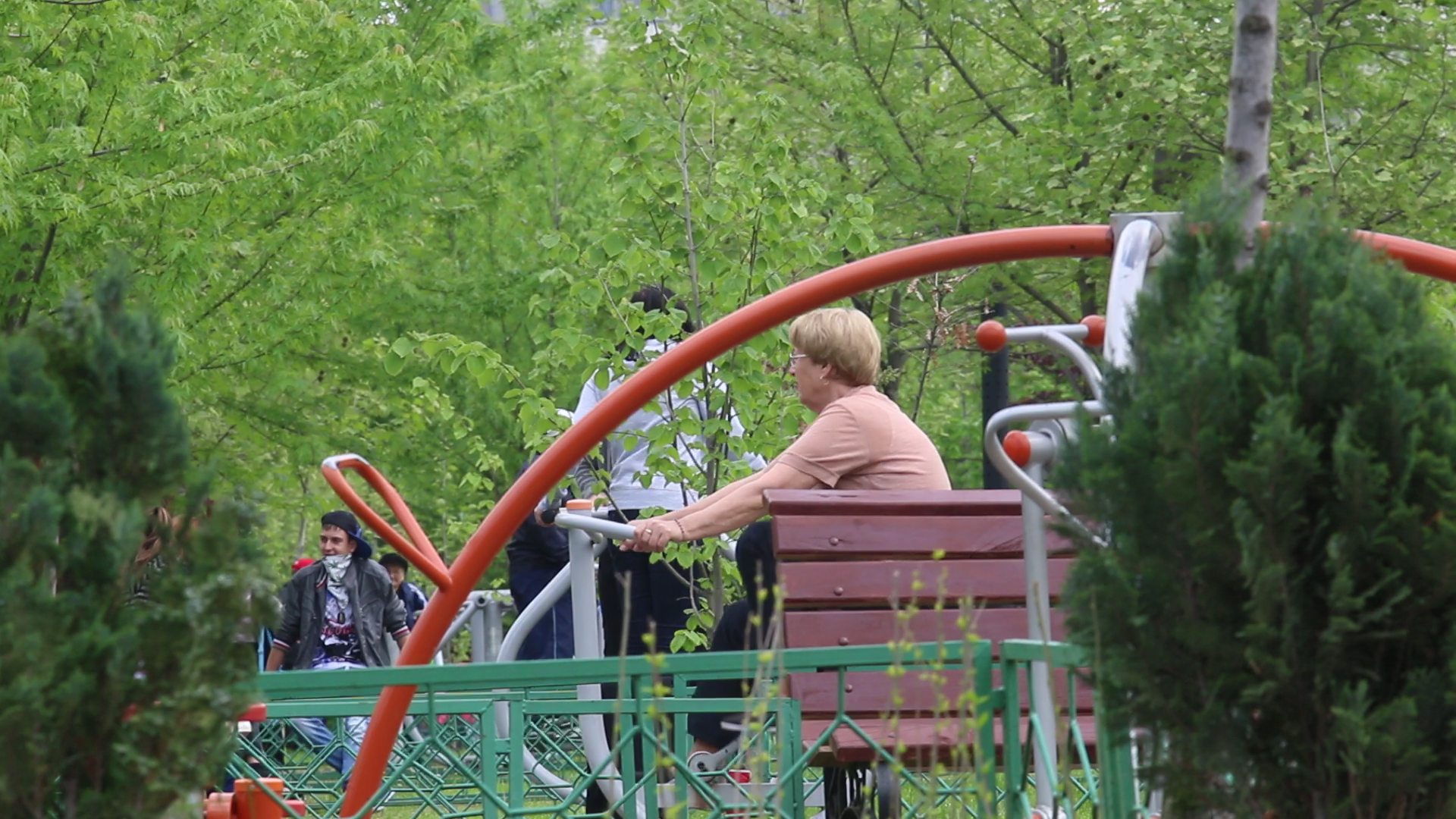 Bunicuta din imagine a profitat de timpul frumos si a facut si ea un pic de miscare