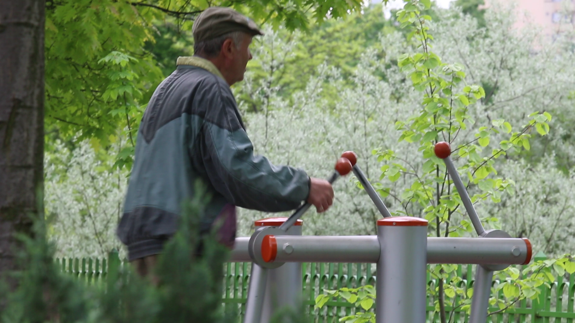 Pensioanrul din imagine a tinut aparatul