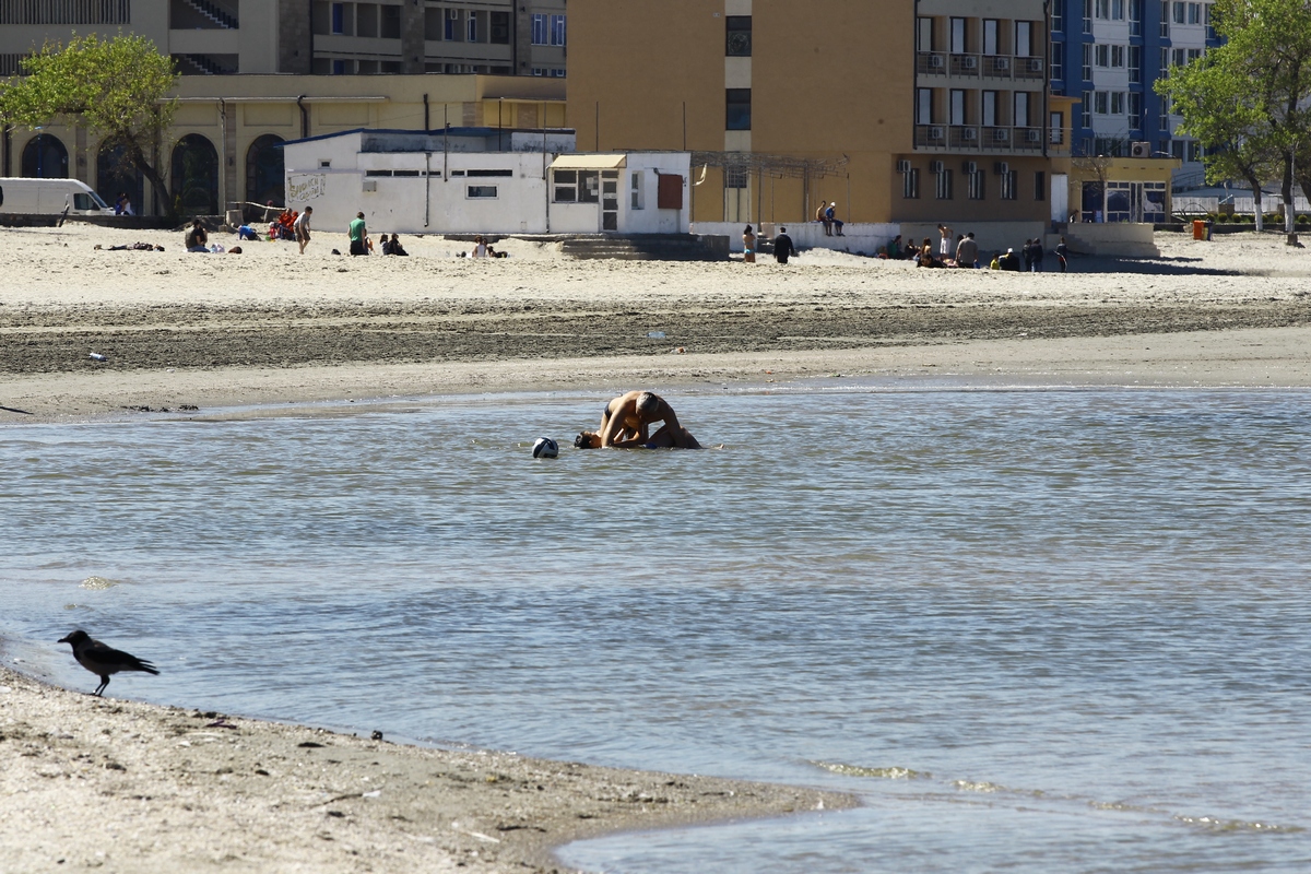 Un tata s-a balacit alaturi de fiul sau in apa Marii Negre