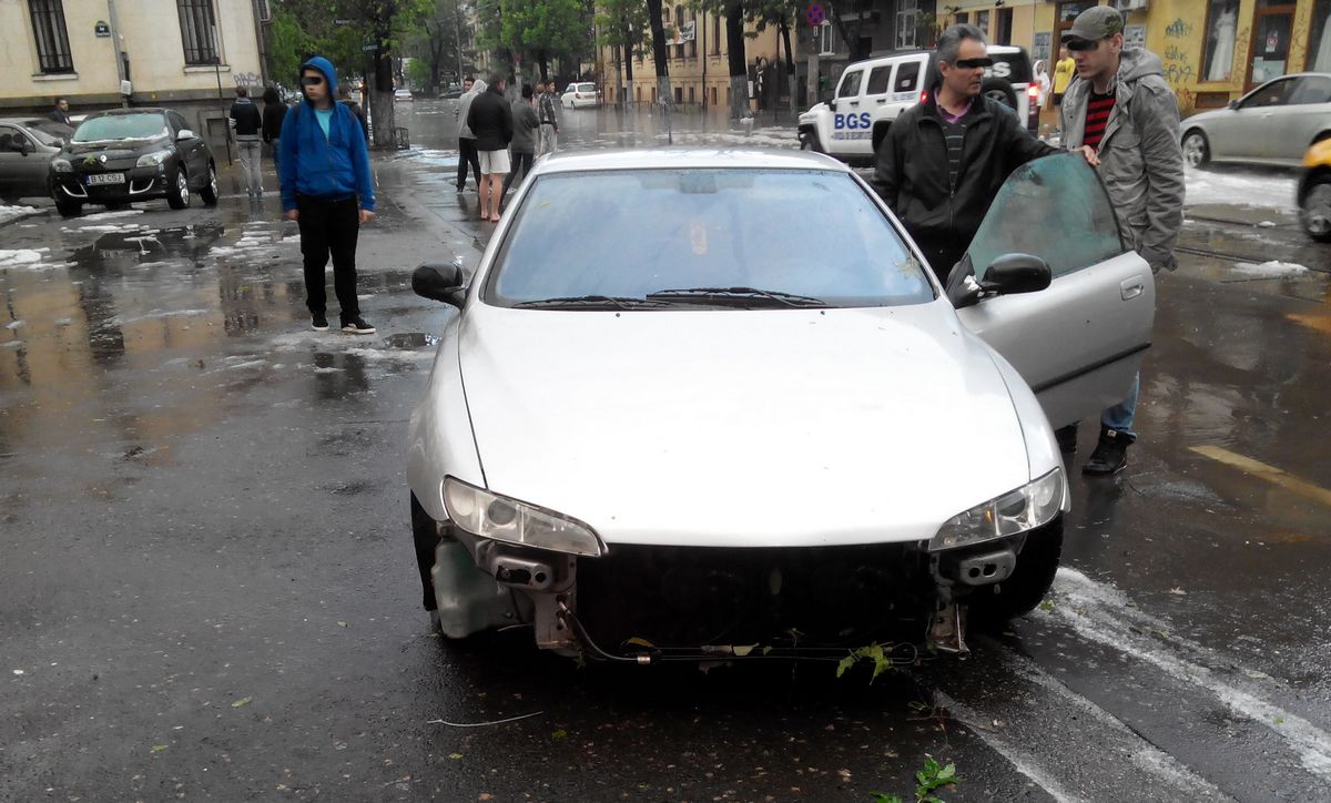Autovehiculul a fost aruncat de pe strada pe trotuar, iar bara a fost smulsa