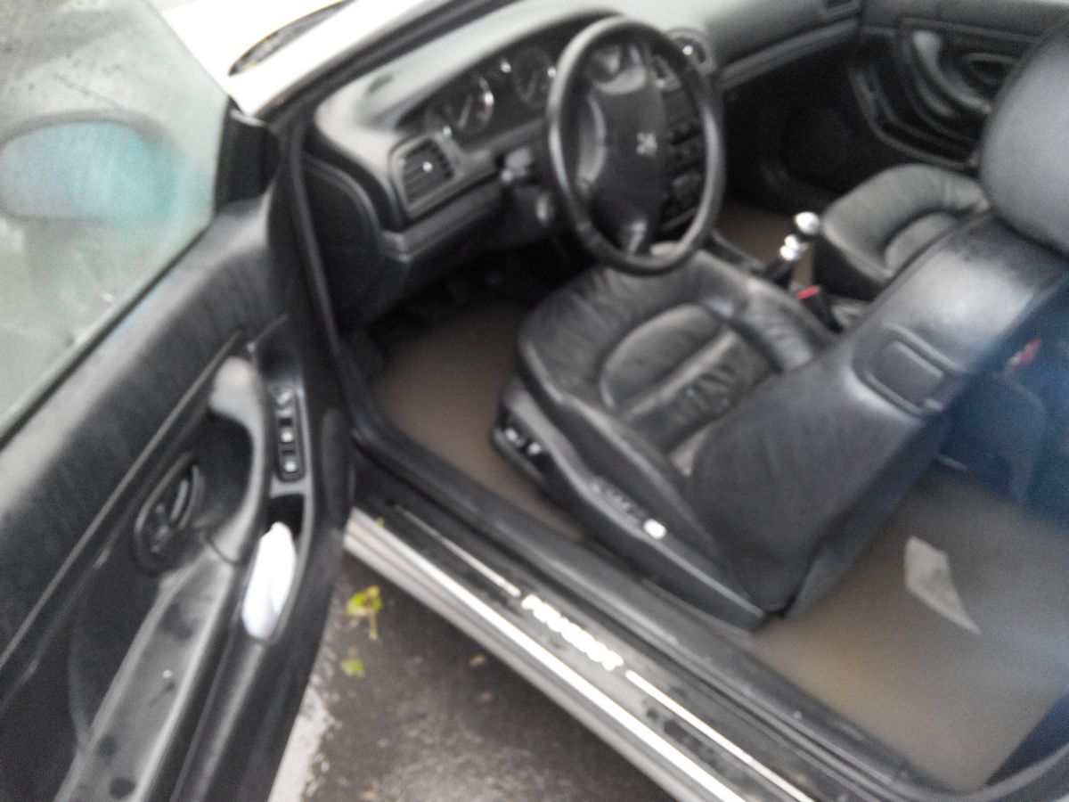 Propietarul ne-a spus ca din scaunele masinii a iesit fum