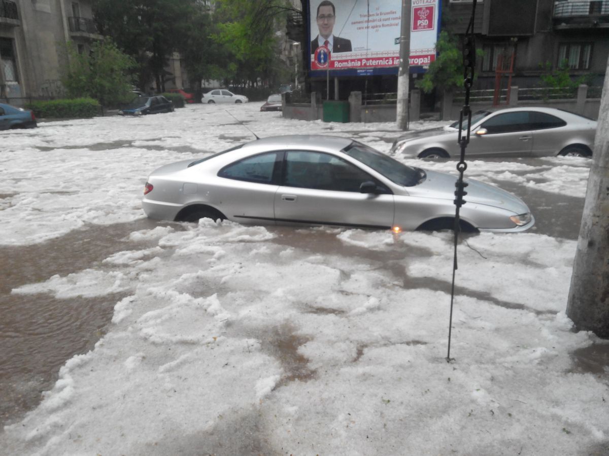 Apa aproape trecea peste roata vehiculului