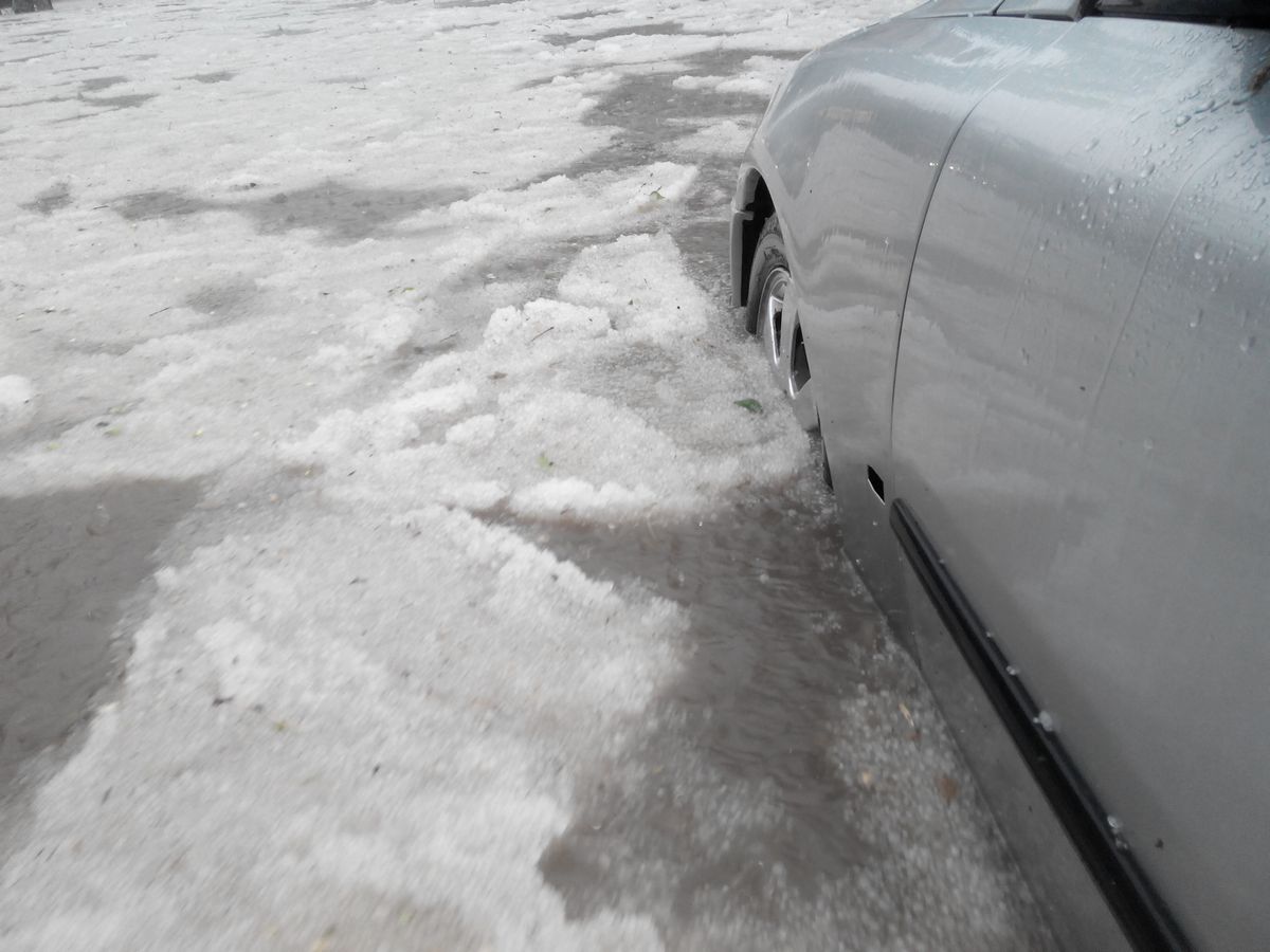 Masina a ajuns pe trotuar dupa ce a fost lovita de un val produs de un sofer cu un jeep