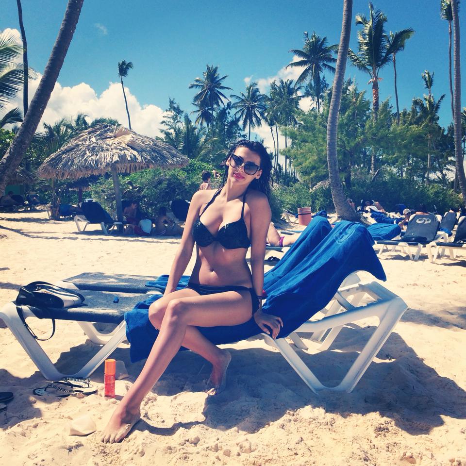 Formele voluptoase ale Biancai fac furori pe plaja