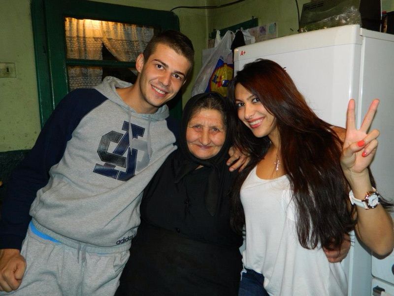 Binaca alaturi de fratele sau si bunica ei