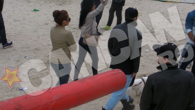 Tanara prezentatoare a stat putin pe plaja de langa club, apoi a intrat in interior