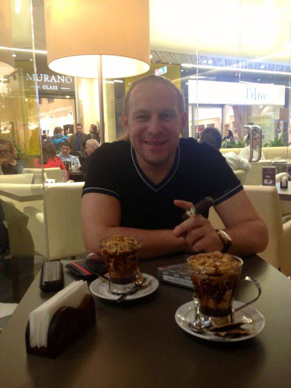 Vali Craciunescu este topit dupa trabucuri