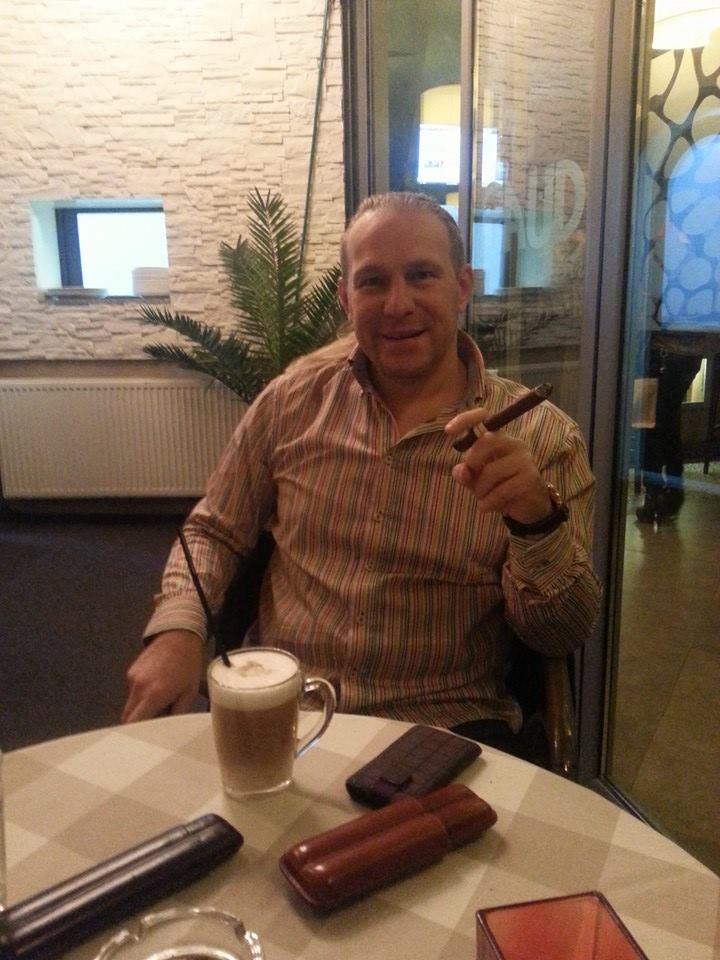 Artistul fumeaza cate doua, trei trabuce pe zi