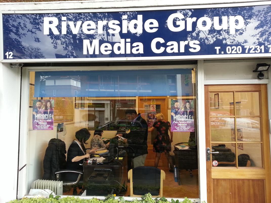 Omul de afaceri a pus postere chiar si in punctele sale de lucru