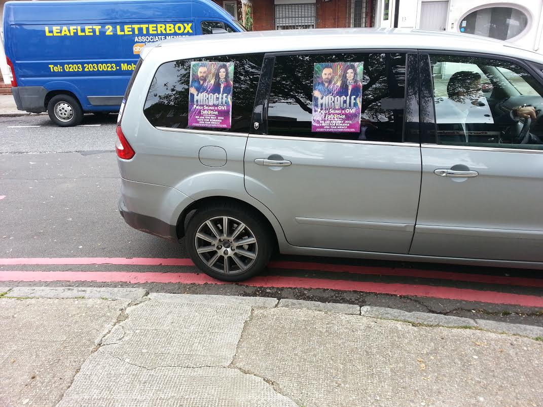 Cele peste 200 de taxiuri ale omului de afaceri sunt branduite cu afisul cu cei doi artisti