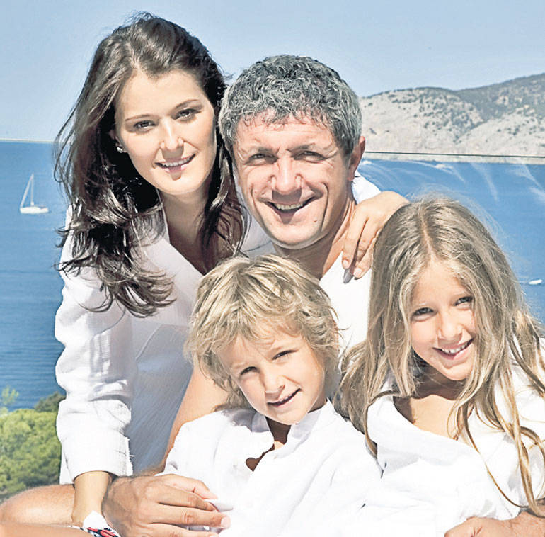 Familia fostului fotbalist se afiseaza ca fiind perfecta