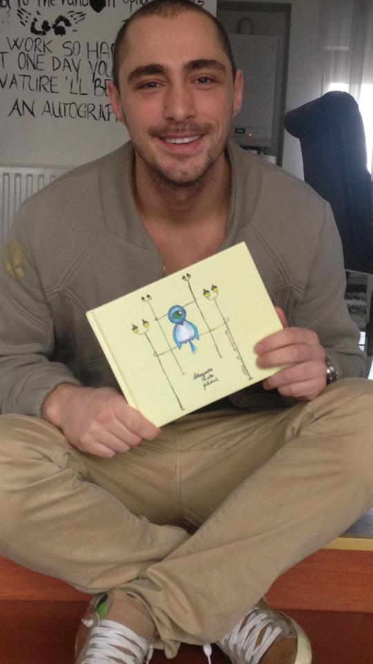 In ciuda problemelor pe care le are, Draghia isi vede linistit de proiectele lui. De curand, si-a lansat un volum de versuri