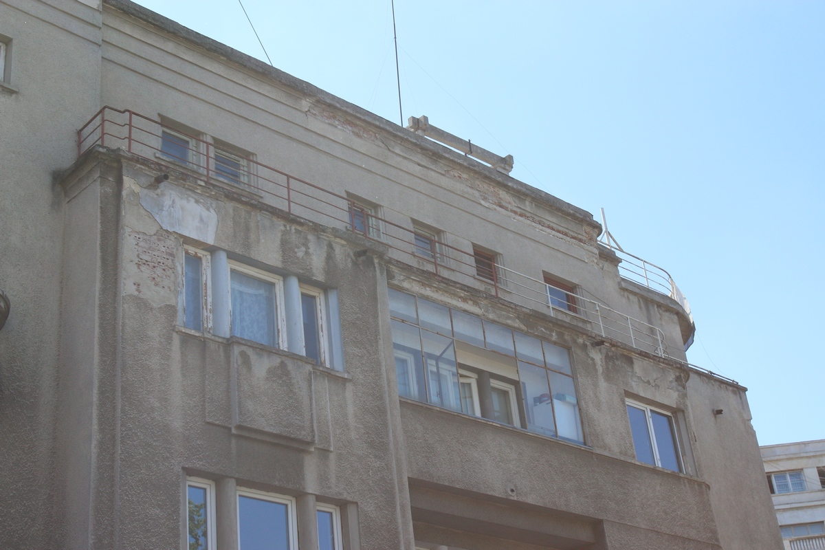 Apartamentul este situat la etajul doi, doar la doi pasi de sediul Guvernului