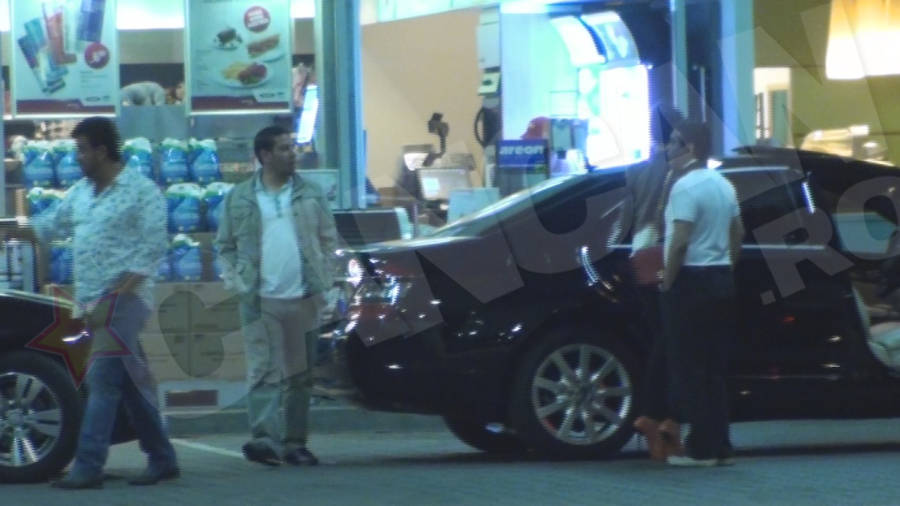 Inainte sa ajunga la hotel, fetele au facut cateva cumparaturi dintr-o benzinarie