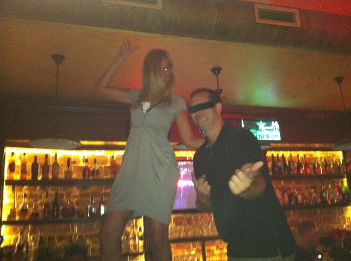 Tanara adora sa se urce pe mese