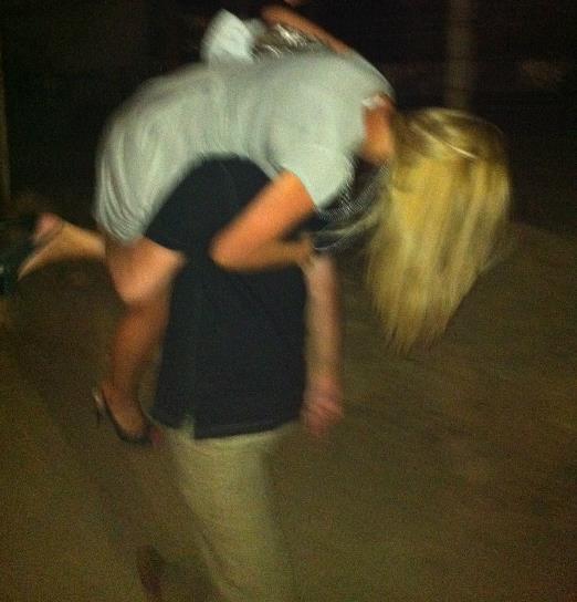 Gabriela se distreaza foarte bine alaturi de prieteni