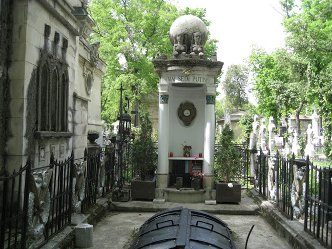 Mormantul Iuliei Hasdeu este unul dintre cele mai interesante din cimitirul Bellu. Globul pamantesc indica orasele unde a locuit Iulia, iar ceasul ora mortii sale 01.30
