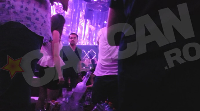 Miliardarul din Yemen s-a distrat in club alaturi de cateva fete, pe care le-a cunoscut acolo