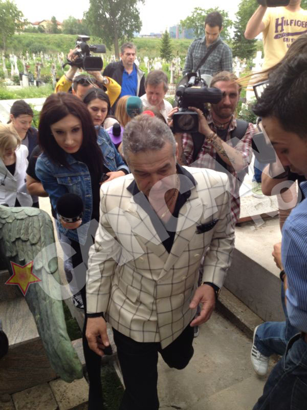 Pe durata intregii zile de permisie, Becali a fost insotit de presa