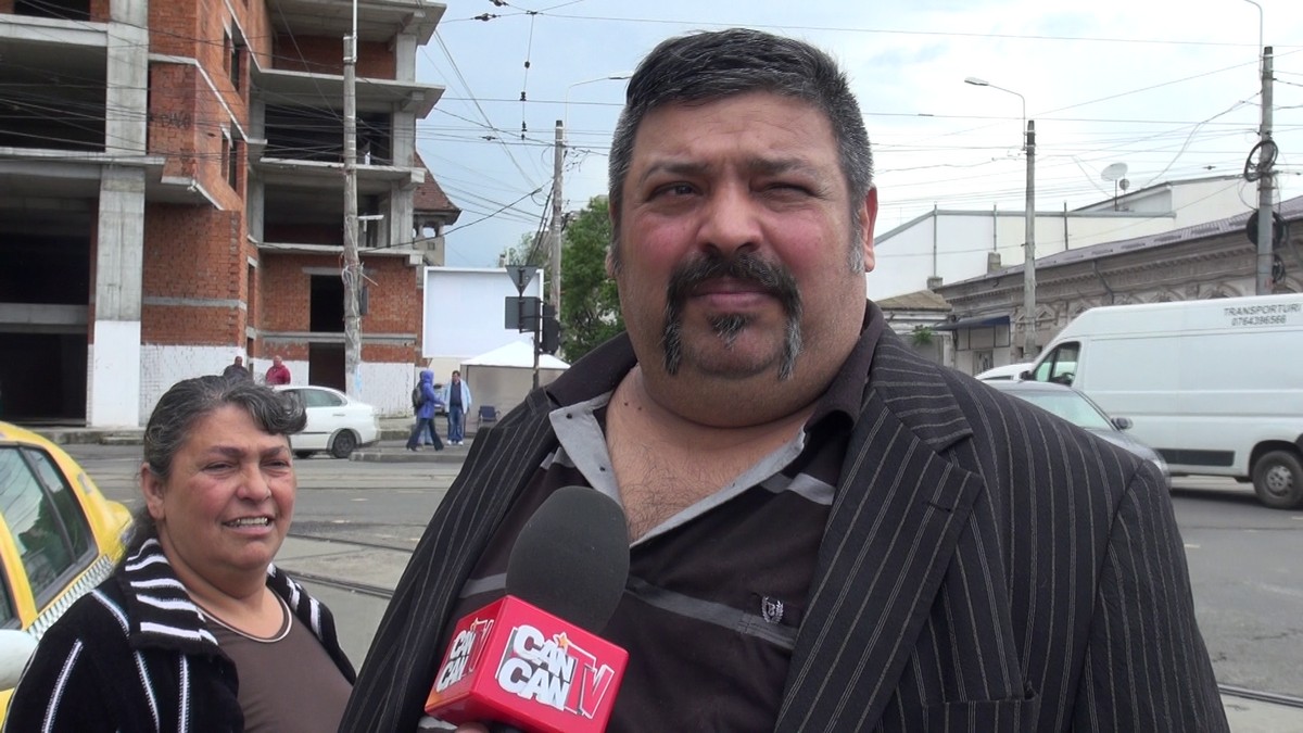 Barbatul a urat fericitului cuplu casa de piatra