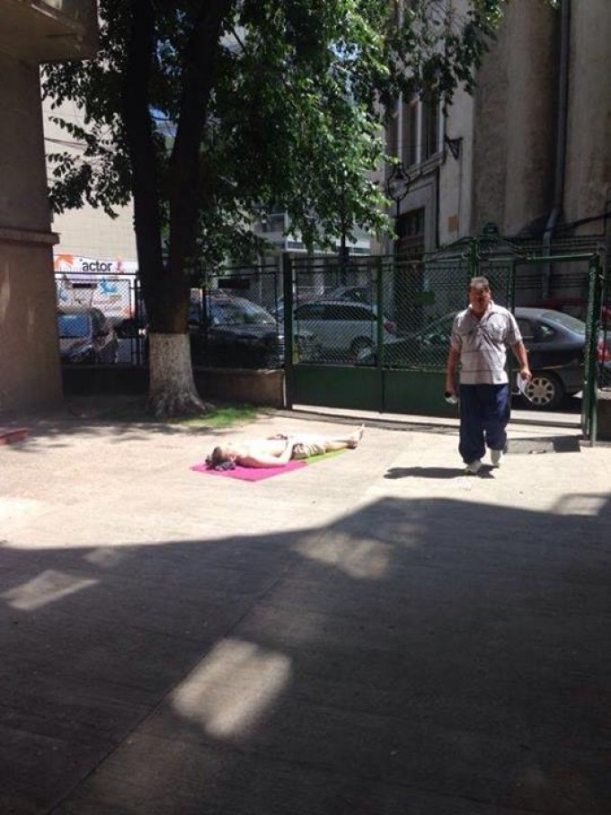 Tanarul i-a lasat pe toti cu gura cascata, facand plaja direct pe asfalt