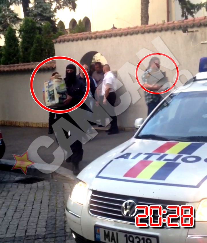 In jurul orei 20.30, mascatii si procurorii au iesit din casa lui Adamescu, cu bratele pline de documente