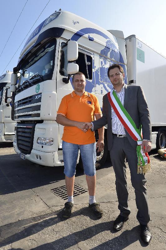 Ion Purice alaturi primarul din Taglio di Po, Francesco Siviero imediat dupa fapta eroica