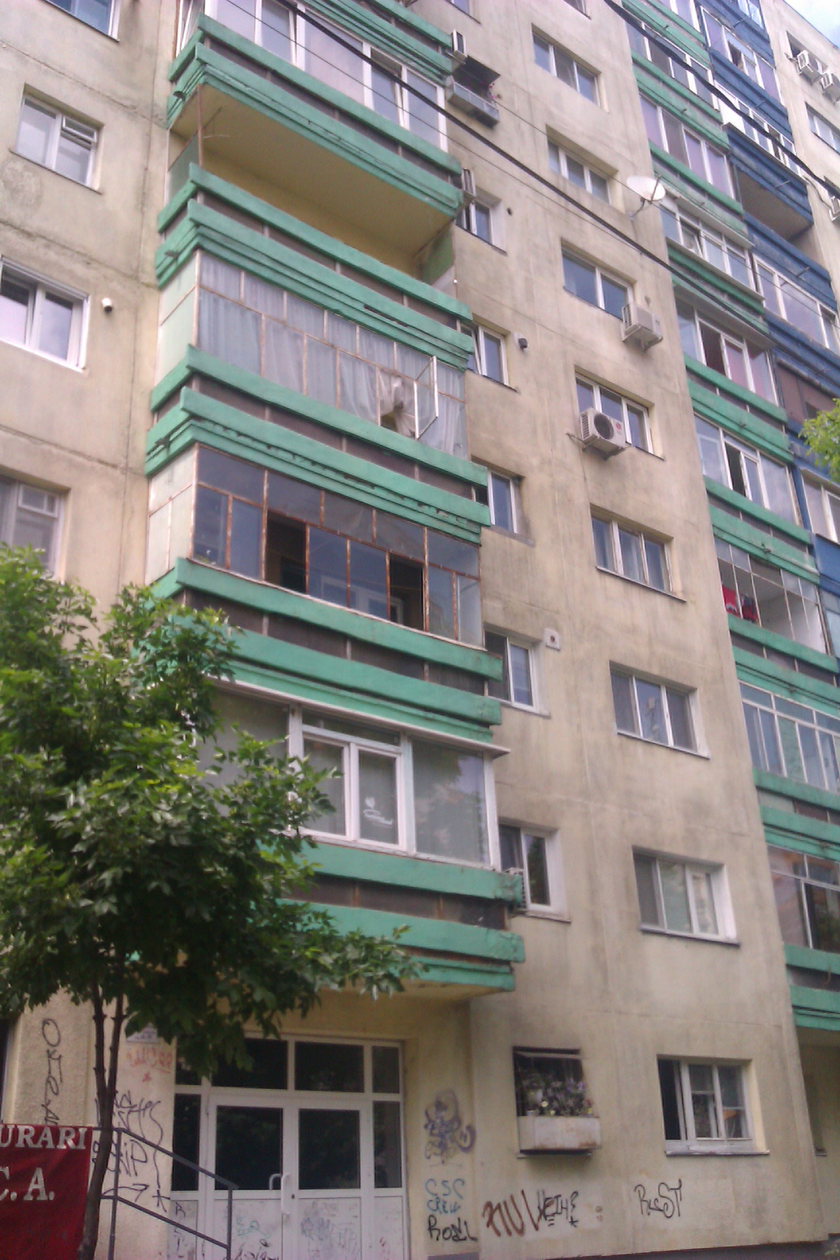 Avocatul le-a cedat parintilor apartamentul lui din Rahova