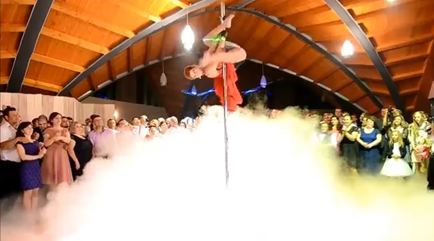 Tanara aradeanca a facut furori la o nunta cu un show extrem de incendiar la bara