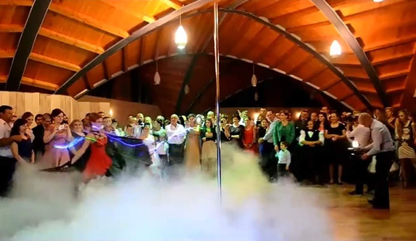 Toti nuntasii s-au ingramadit sa o vada