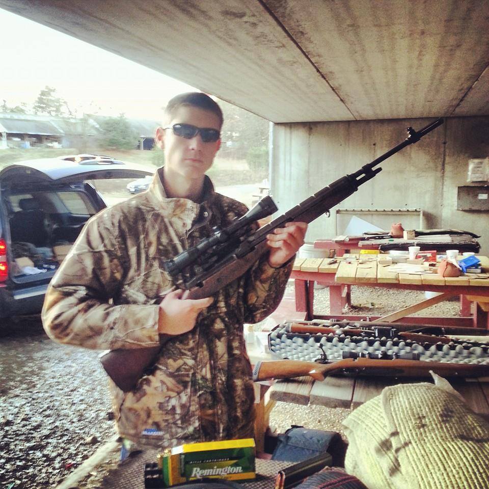 Jan Christian a postat pe facebook cateva poze cu el cu arma in mana