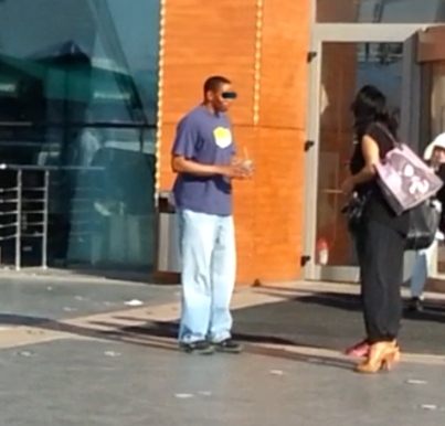 Nici nu a iesit bine din club si a fost oprita de un fan