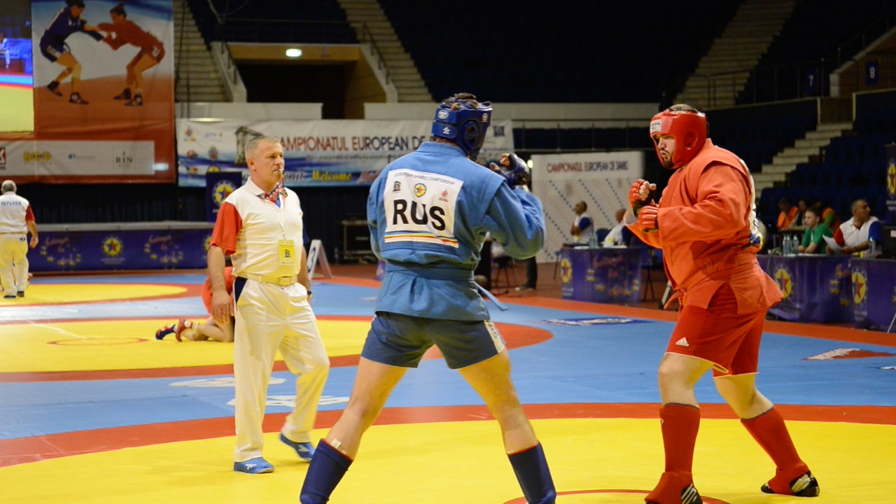 Luptatorul roman (rosu) a reusit sa faca o surpriza placuta la campionatul european de Sambo