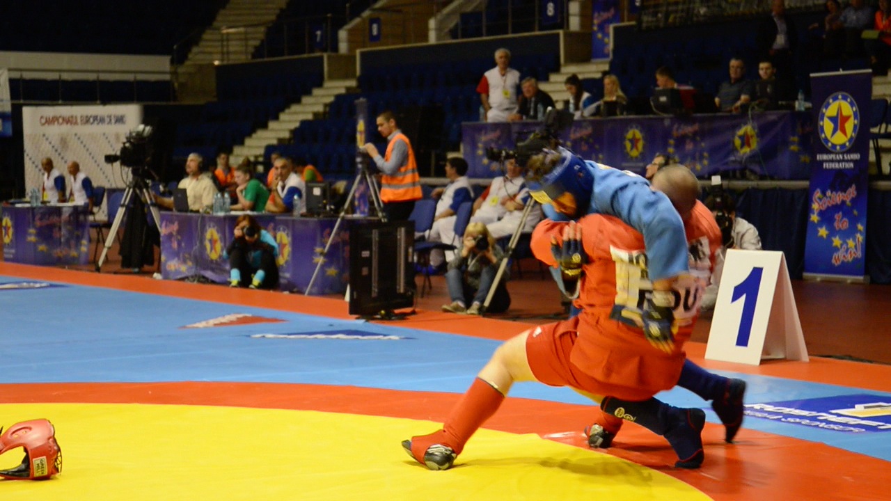 Luptatorul roman a facut si un gest de fair play. A facut tricouri pentru reprezentantii Rusiei cu mesajul 