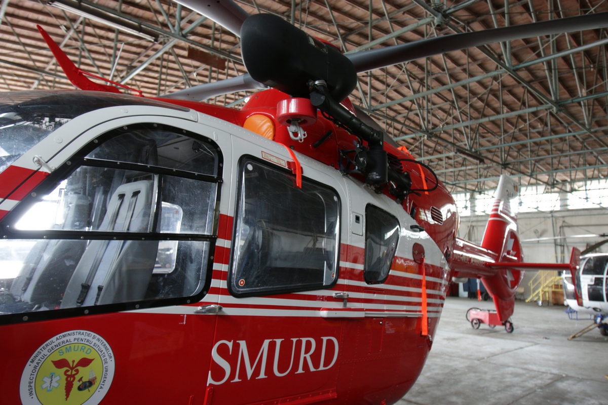 Elicopetrul SMURD Eurocopter 135 are o autonomie de trei ore de zbor si poate atinge o viteza de 310 kilometri pe ora
