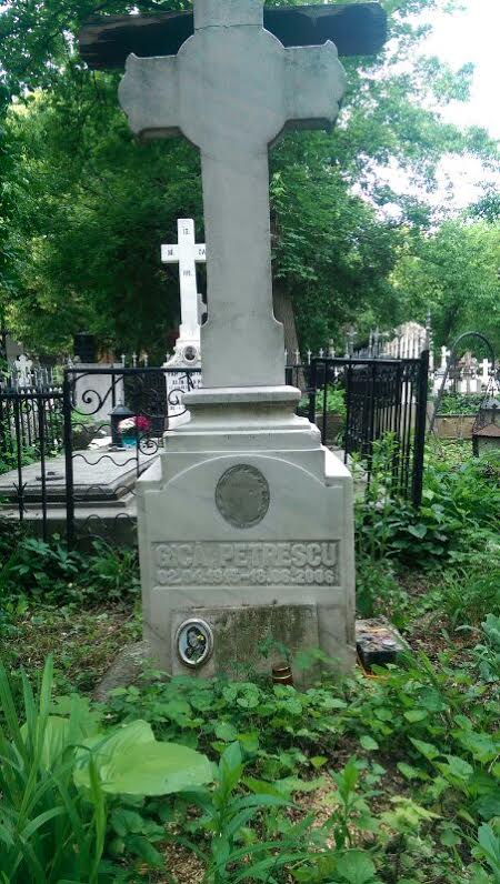 Monumentul de marmura a fost ridicat de administratia cimitirului Bellu