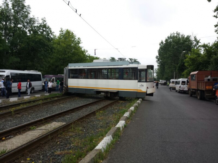 Tramvaiul a deraiat in jurul orei 9.00 dimineata (Sursa foto: Realitatea.net)