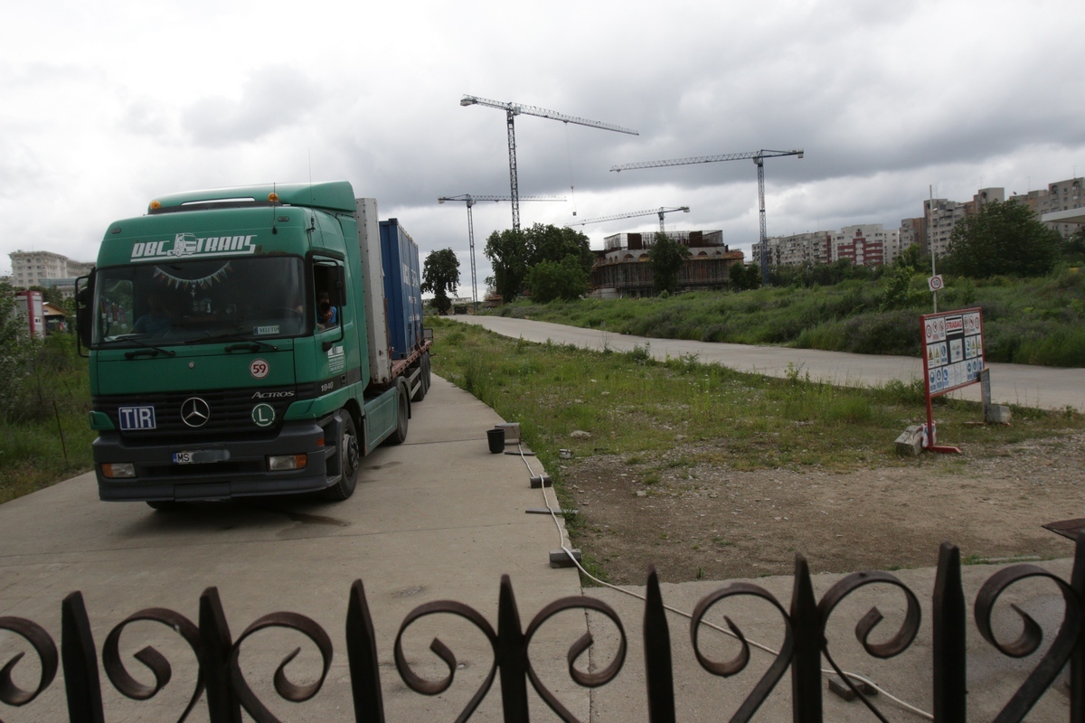 Cei doi muncitori au sunat la Politie deoarece nu erau lasati sa iasa din incinta santierului