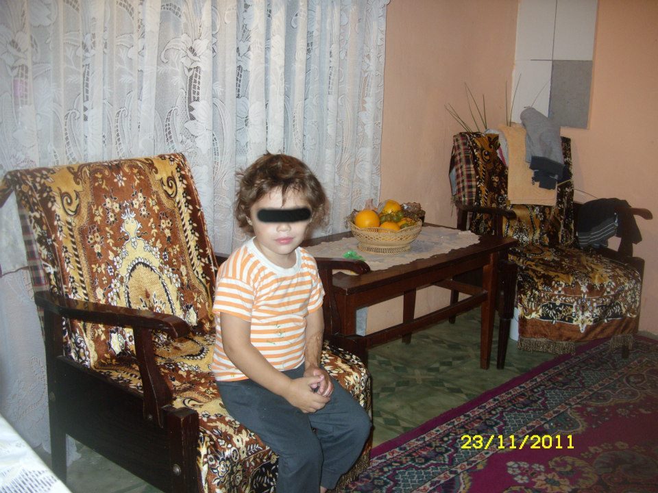 Alex a fost uitat la nastere intr-un incubator din Maternitatea Bucur