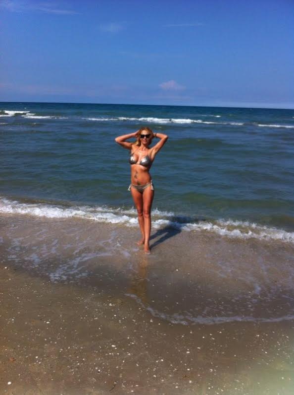 Felicia Tuca arata extrem de bine in costum de baie