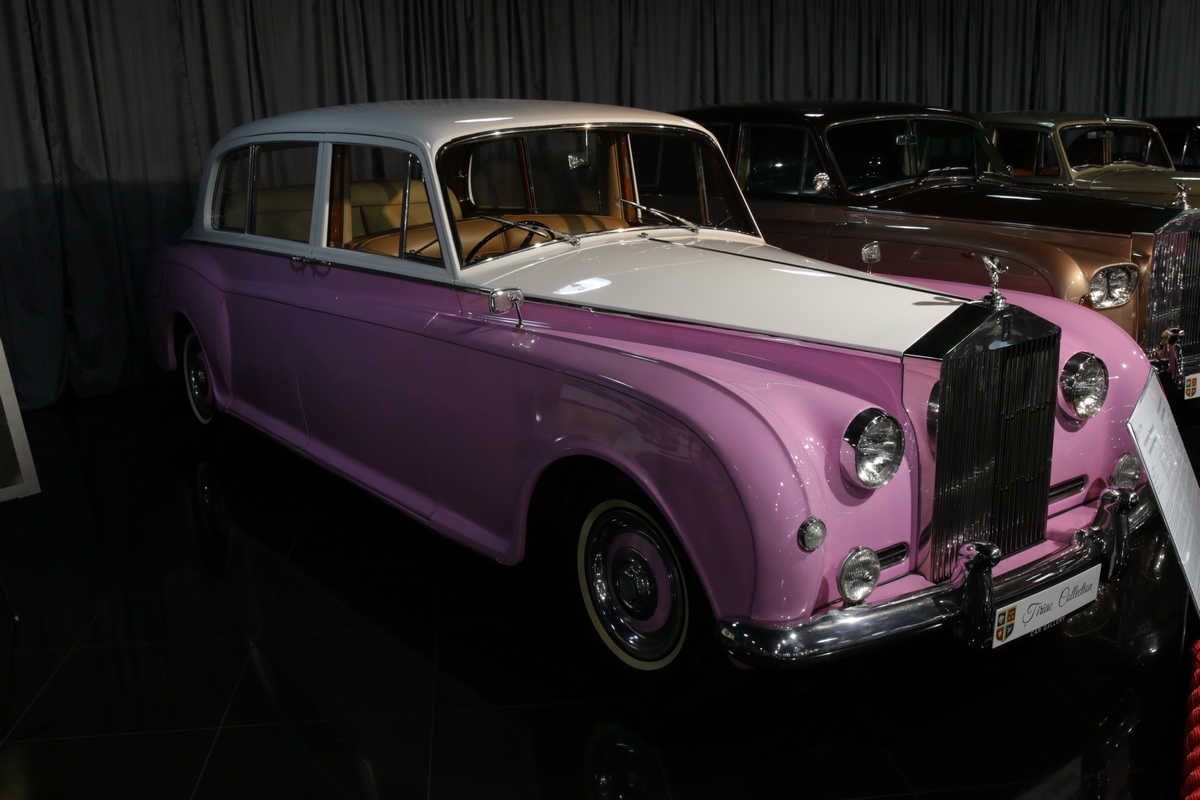 Omul de afaceri detine si un superb Rolls Royce, care a fost al lui Sir Elton John