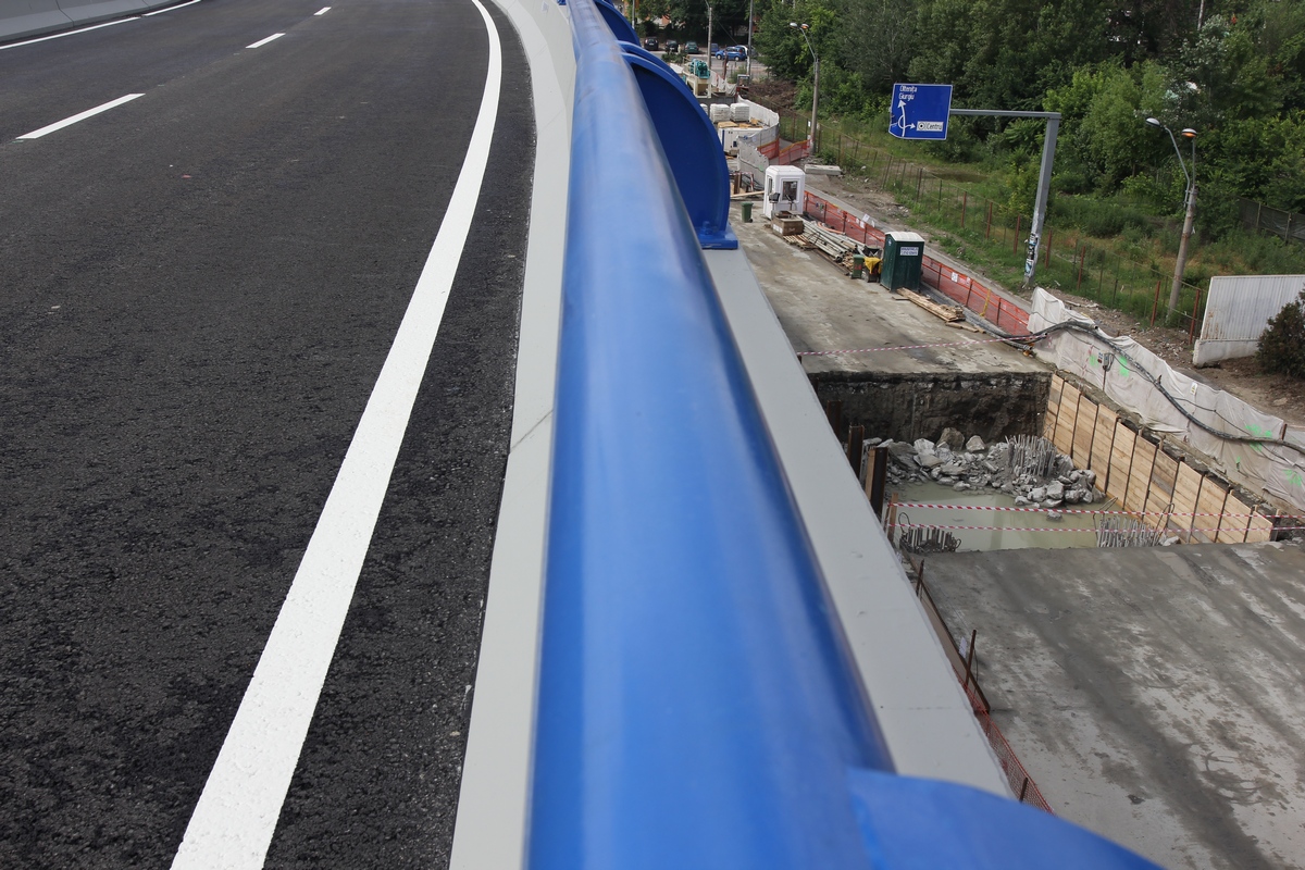 Primul fir al pasajului a fost deschis astazi traficului, iar pana la sfarsitul anului va fi gata si cel de al doilea