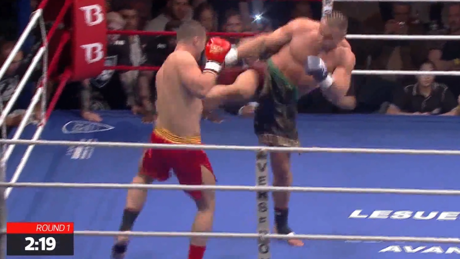 Luptatorul francez l-a tocat pe tricolor cu lovituri la corp