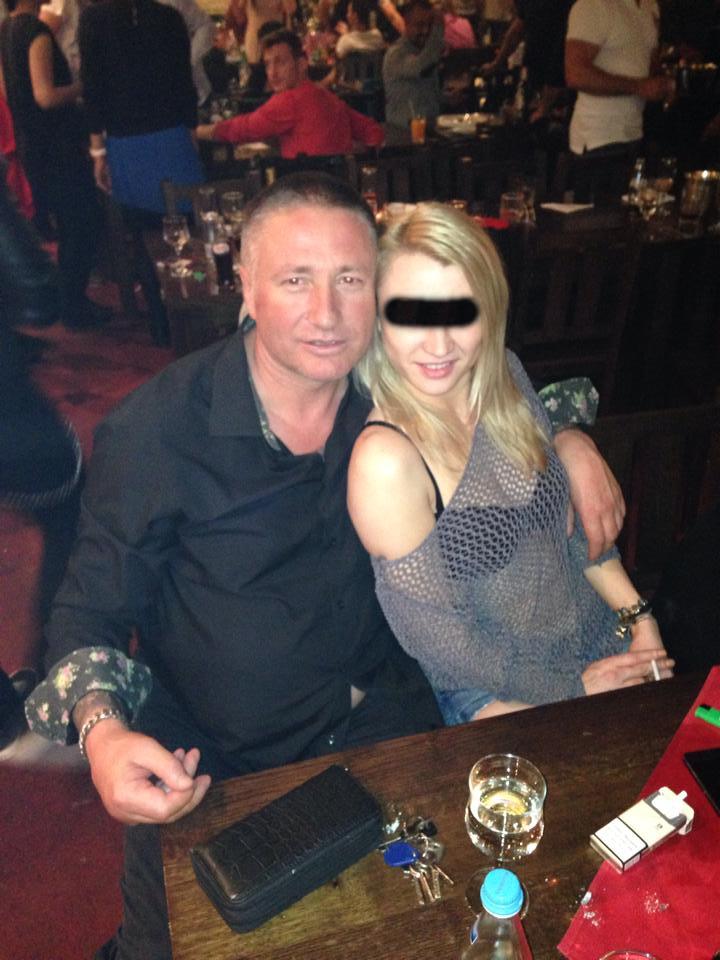 Nicu Maharu s-a lipit, pentru o poza, de o blonda la un local din Capitala