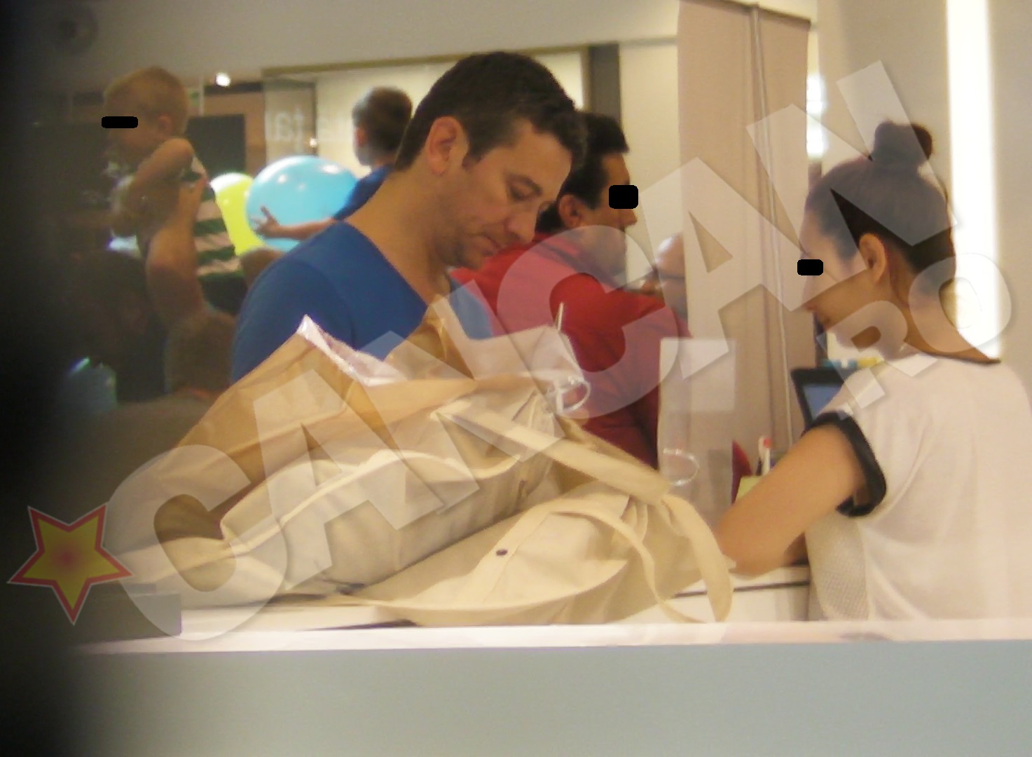 Docotrul a profitat de iesirea la mall si s-a oprit si la un magazin cu accesorii pentru telefoane