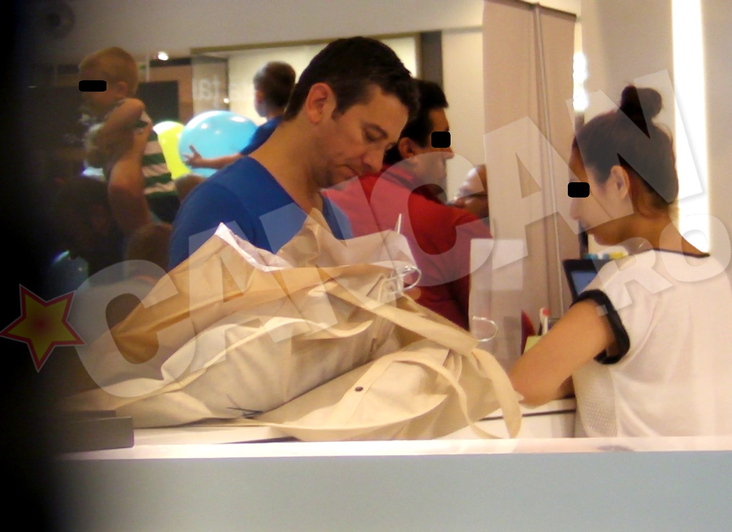 Doctorul si-a cumaprat o husa de protectie pentru telefon