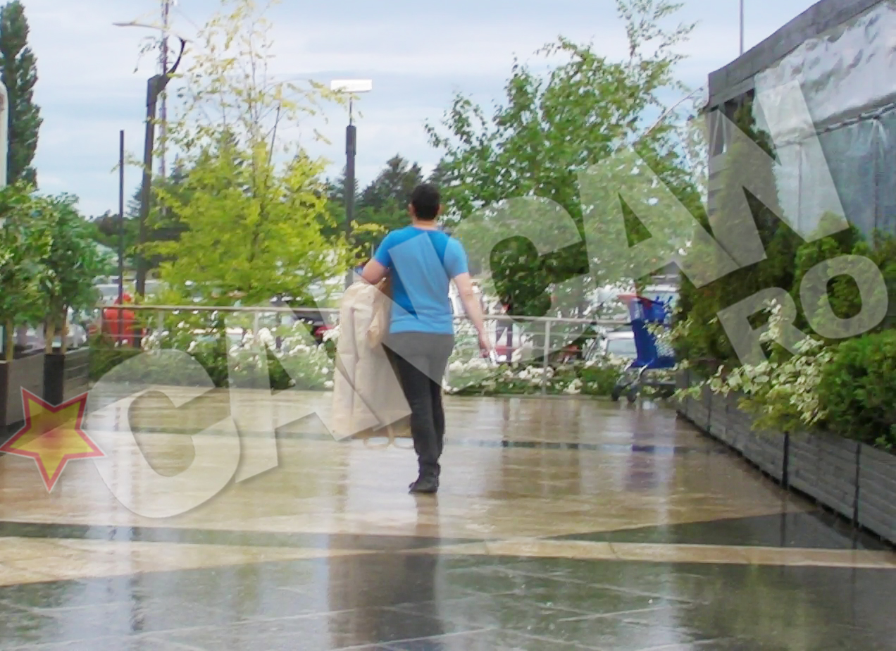 Dupa ce a terminat treaba in mall el s-a indreptat catre masina